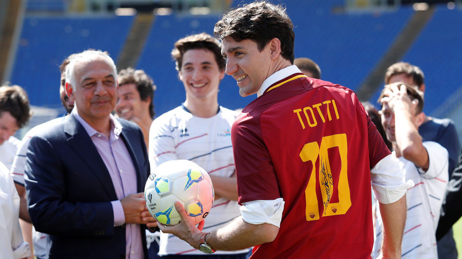 Thủ tướng Canada mặc áo của Totti, xuất hiện trên sân AS Roma cho trận đấu từ thiện